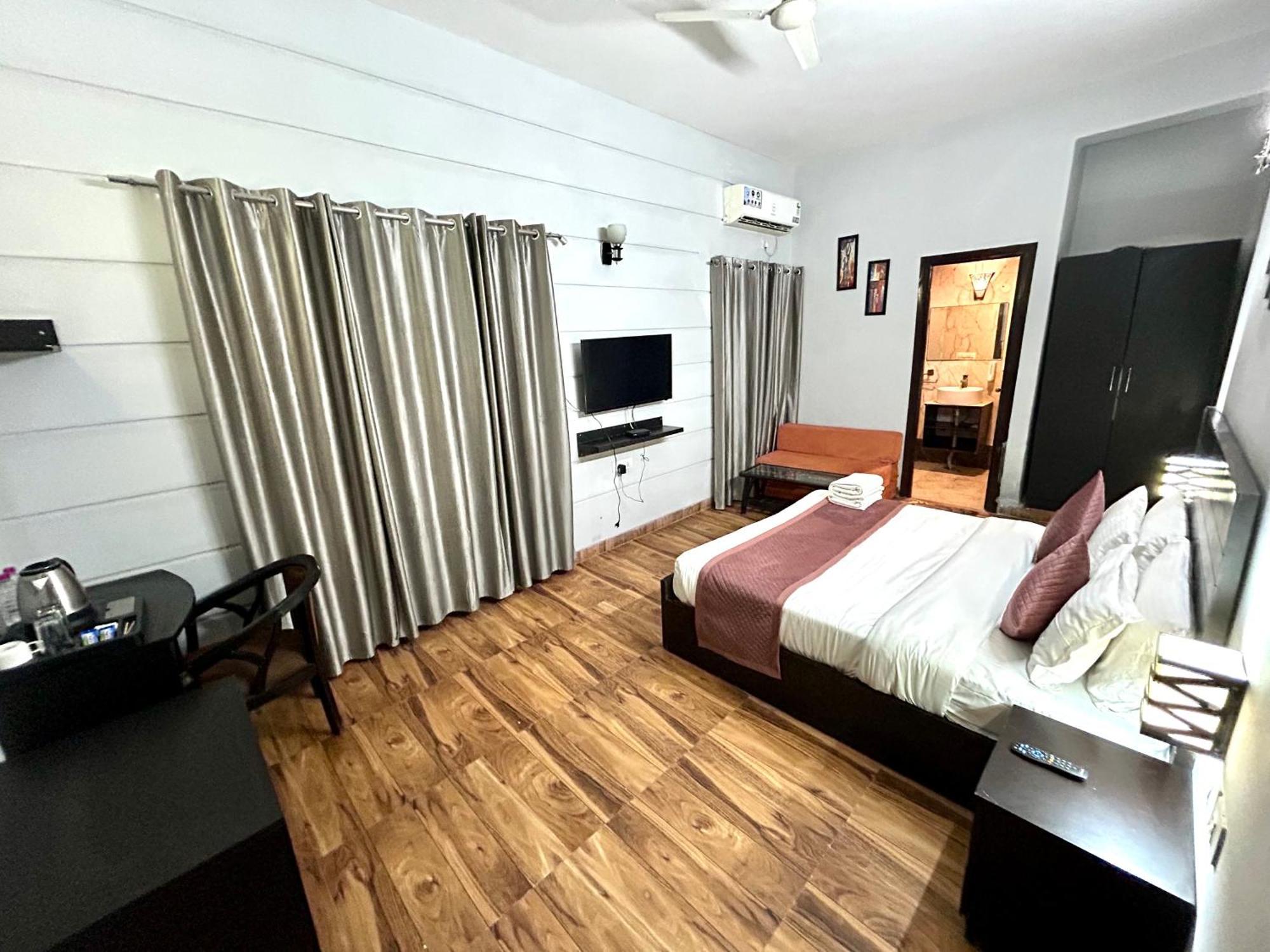 Anandan Citrine Hotel Vrindavan Exterior photo